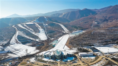 <p>　　俯瞰滑雪場(chǎng)。　本報(bào)記者　黨碩　攝</p>