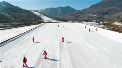 <p>　　冰雪旅游，讓冬季熱鬧起來(lái)。</p>