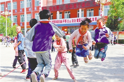 <p>　　紅瑞燕寶小學的孩子們課間快樂玩耍。</p>