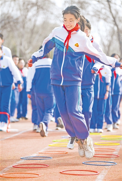     銀川市湖畔中學(xué)，學(xué)生們?cè)隗w育課上充滿活力。