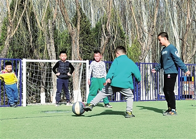 3月20日，幾位孩童在銀川市唐徠公園多功能運動場踢球健身。天氣日漸轉暖，市民參與體育鍛煉的熱情開始高漲，周末有不少人走出家門，到各個體育場館運動健身，或者到公園、廣場踏青游玩。　　本報記者  高曉剛  攝