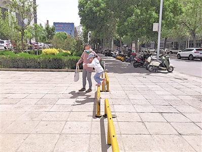 <p>　　光明廣場入口處安裝了欄桿。</p>