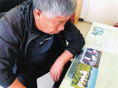 陶衛(wèi)新看著照片回憶起19年前的往事。