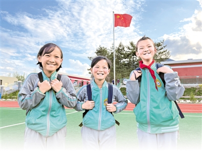 <p>　　涇源縣大灣鄉(xiāng)楊嶺村小學(xué)五年級(jí)學(xué)生馬榮（左）、殷建榮（中）、馬鈺（右），她們的夢(mèng)想分別是成為音樂家、鄉(xiāng)村教師、舞蹈家。</p><p>　　本報(bào)記者　王鼎　攝</p>