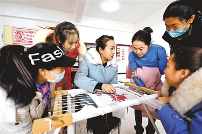 <p>　　從家庭、社區(qū)、學(xué)校，到鄉(xiāng)村、企業(yè)、機(jī)關(guān)，我區(qū)各族群眾和睦相處、和衷共濟(jì)，共居共學(xué)共建共享共事共樂的局面已經(jīng)形成。</p><p>　　本報(bào)記者　王曉龍　攝</p>