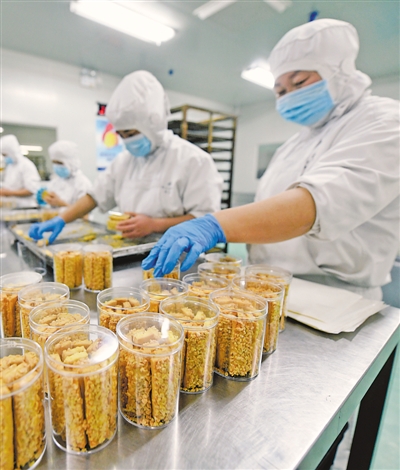<p>　　寧夏麥爾樂食品股份有限公司的生產(chǎn)車間。近年來，企業(yè)結(jié)合賀蘭縣農(nóng)產(chǎn)品特色優(yōu)勢(shì)，研發(fā)出廣受消費(fèi)者青睞的產(chǎn)品。　　　本報(bào)記者　馬楠　攝</p>