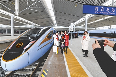 <p>　　首發動車組順利抵達終點站，乘客們在西安北站與“藍暖男”合影。</p>