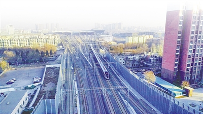 <p>　　12月26日9時許，銀西高鐵D4385次動車駛出銀川站，奔向西安。</p>