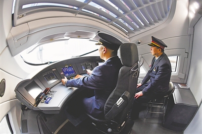 <p>　　銀西高鐵動車司機駕駛動車飛馳在大地上。</p>