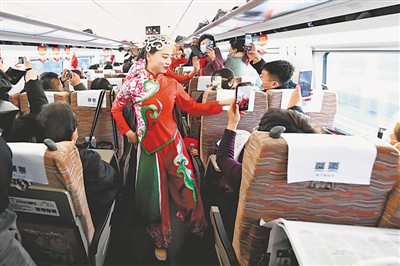 <p>　　首發動車上的精彩表演。</p>