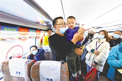 <p>　　首發動車上最小的乘客只有3歲半。</p>