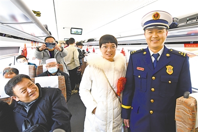 <p>　　光榮的乘客：哥哥是勞動模范，妹妹是抗疫模范。</p>
