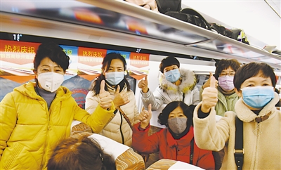 <p>　　姐妹們組團乘動車去旅游。</p>