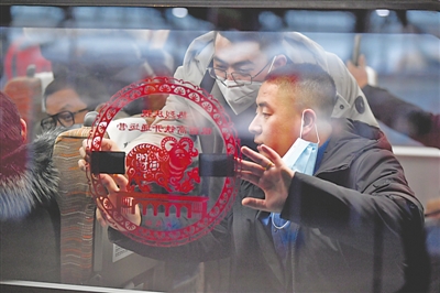 <p>　　兩位乘客給車票拍照留念。</p>