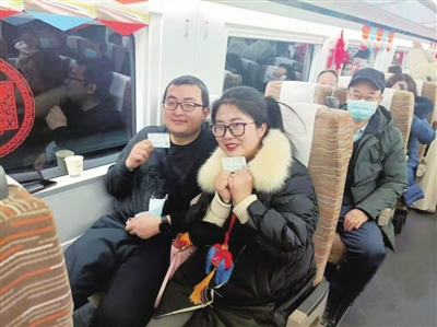 在慶陽站乘上首發列車的旅客“曬幸福”。