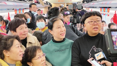 “姐妹團”成員黃幼青（右一）與高寶妹（右二）。