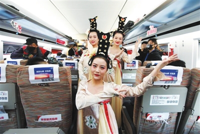 乘務人員為旅客準備了精彩的文藝節目。