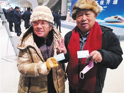     張國強和老伴展示車票。