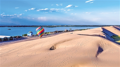 <p>　　　　沙湖景致美如畫。　本報記者　馬楠　攝</p>