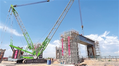 <p>　　　　7月5日，包銀高鐵（寧夏段）上跨既有線鋼蓋梁吊裝成功?！　　　　　　　　　　　　　　　　　　　　　　　　　　　　”緢笸ㄓ崋T　錢磊　茍小兵　攝</p>