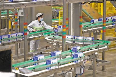 <p>　　寧夏伊利乳業有限責任公司目前已建成生產線51條，日均收奶量4400噸。</p><p>　　本報記者　馬楠　王洋　攝　</p>