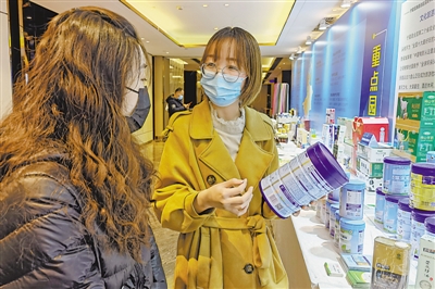 <p>　　“全國知名浙商寧夏行”活動(dòng)中，參會(huì)嘉賓深入了解寧夏乳制品。</p>