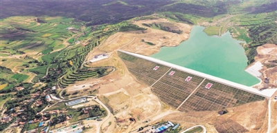 <p>　　寧夏水務投資集團承建了寧夏中南部城鄉飲水安全水源工程，從根本上解決了西海固113.53萬居民飲水安全問題。圖為寧夏中南部城鄉飲水安全水源工程的主要調蓄水庫——中莊水庫。</p>