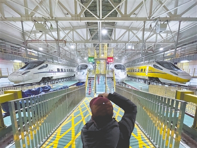 <p>　　動車組晚上在這里進行保養(yǎng)和檢修后，將執(zhí)行新的出行任務。</p>