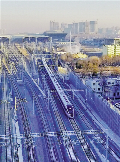 <p>　　2020年12月26日9時許，銀西高鐵正式開通運營。銀西高鐵線路全長618公里，是國內一次性建成最長的首條有砟高速鐵路，標志著寧夏與全國高鐵網的互聯互通。　　　　　　　　　　　　　　　　　　　　　　本報記者　馬楠　攝</p>