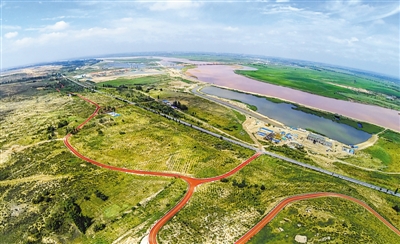 <p>　　從空中俯瞰銀川濱河新區，黃河兩岸各類綠化苗木鋪就的綠色長廊一眼望不到頭。2020年9月3日，寧夏黨委和政府在銀川召開建設黃河流域生態保護和高質量發展先行區第一次推進會。　　　　　本報記者　王曉龍　攝</p>