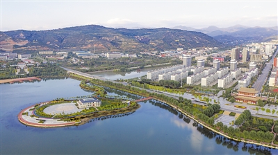 <p>　　生態治理后的渝河水清岸綠，成為居民休閑的樂園。　　　　　本報記者</p><p>　　黨碩　攝</p>
