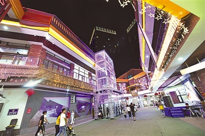 <p>　　做好疫情防控的同時，全區商業逐步走入正軌。吳忠市打造“時尚潮街、特色夜生活”主題商業街區，通過新、奇、特匯聚的商業模式，讓傳統商圈再現活力。</p><p>　　本報記者</p><p>　　左鳴遠　攝</p>