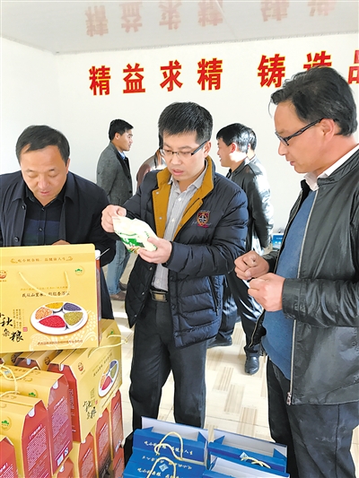 <p>　　蔡志（中）仔細了解西吉小秋雜糧加工情況，為特色產品聯系銷路。</p>