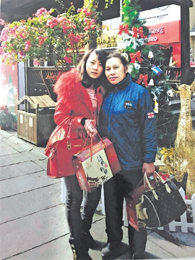 <p>　　王巧琳（左）到福州看望李圣康夫婦，陪周玉英逛街留影。</p>