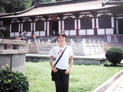 <p>　　從上大學開始，李丹愛上了體育，總是清爽的短發模樣。</p>
