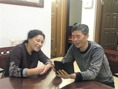 <p>　　李圣康夫婦和王巧琳視頻聊天。</p>