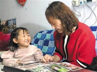 <p>　　王巧琳給女兒講述李丹和福州爺爺、奶奶資助自己上學的故事。</p>