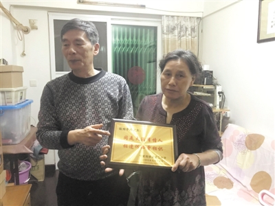 <p>　　在李圣康心中，隆德二中頒給他和女兒的獎項是對他們資助學生最好的肯定。</p>