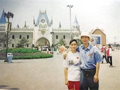 <p>　　李丹生前與父親李圣康合影。（翻拍）</p>