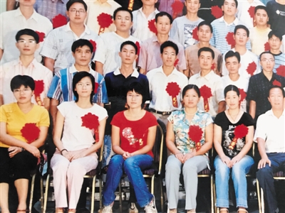 <p>　　福建省第八批赴寧夏支教教師留影。前排左三是李丹。（翻拍）</p>