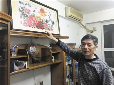 <p>　　書房里，王巧琳為李圣康一家制作的十字繡被擺放在最顯眼的位置。</p>