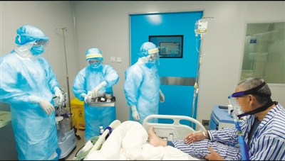 <p>　　醫護人員正在為新冠肺炎危重癥患者輸入血漿。</p>