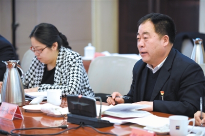 <p>　　自治區(qū)人大代表馮永福（右）建議加快農村一二三產業(yè)深度融合，讓農民在融合發(fā)展中分享更多收益。</p>