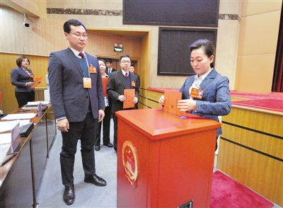 <p>　　投下莊嚴神圣的一票。</p>