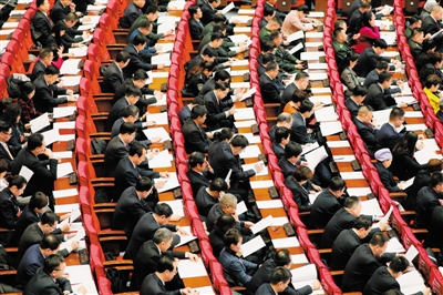 <p>　　人大代表認真審議政府工作報告。</p>