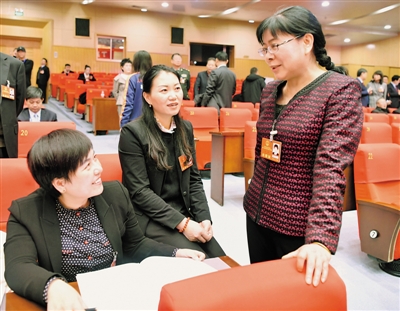 <p>　　3位女代表討論交流。</p>