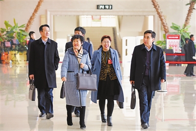 <p>　　人大代表精神抖擻地步入會場。</p>