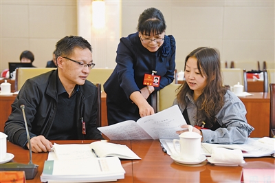 <p>　　基層人大代表在交流討論。</p>