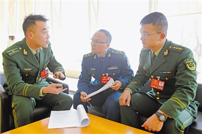 <p>　　部隊人大代表深入交流。</p>