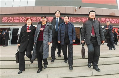 <p>　　人大代表滿懷憧憬走出會場。</p>